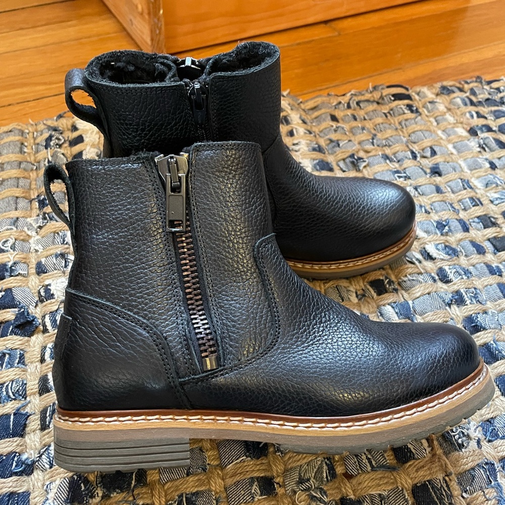 Never used. Black leather boot. Signature selection from the brand. Zipped sides